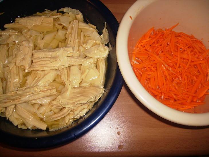 Соевое мясо по корейски рецепт. Корейский салат с соевым мясом. Салат из соевого мяса с морковью. Корейская морковь с соевым мясом. Салат корейская морковь с соевым мясом.