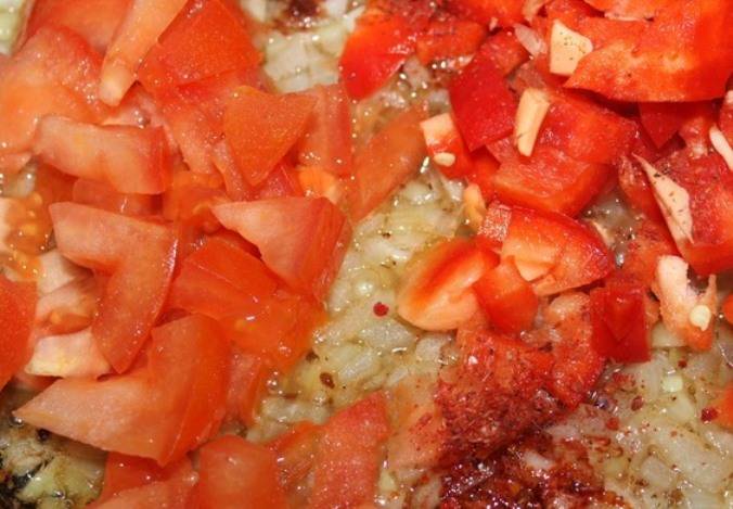 Затем добавьте в мультиварку нарезанные болгарский и перец чили, а также помидоры.  