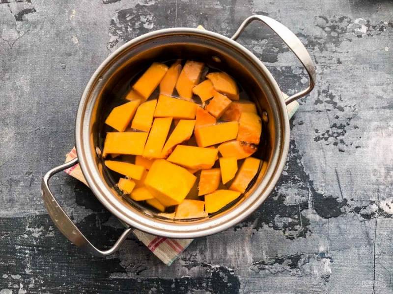 Картофель и тыкву очистите, помойте под проточной водой и нарежьте небольшими кусочками. В кастрюлю налейте чистую воду, выложите овощи, доведите до кипения, посолите и варите на маленьком огне до готовности.