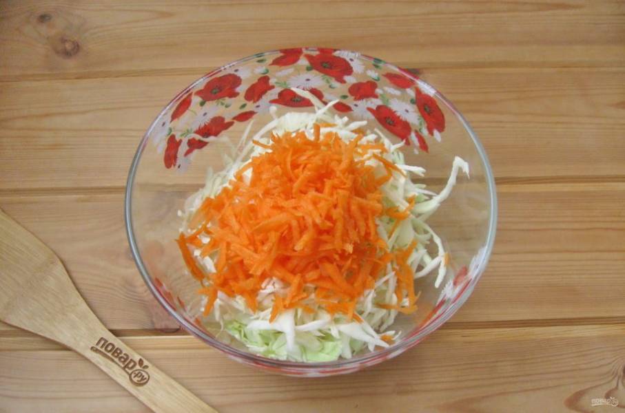 Морковь натрите на терке и соедините с капустой, перемешайте и немного помните овощи руками.