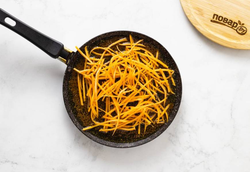 В сковороде прогрейте растительное масло 20-30 секунд вместе с приправой для моркови по-корейски. Добавьте морковь и продолжайте прогревать еще 30 секунд.