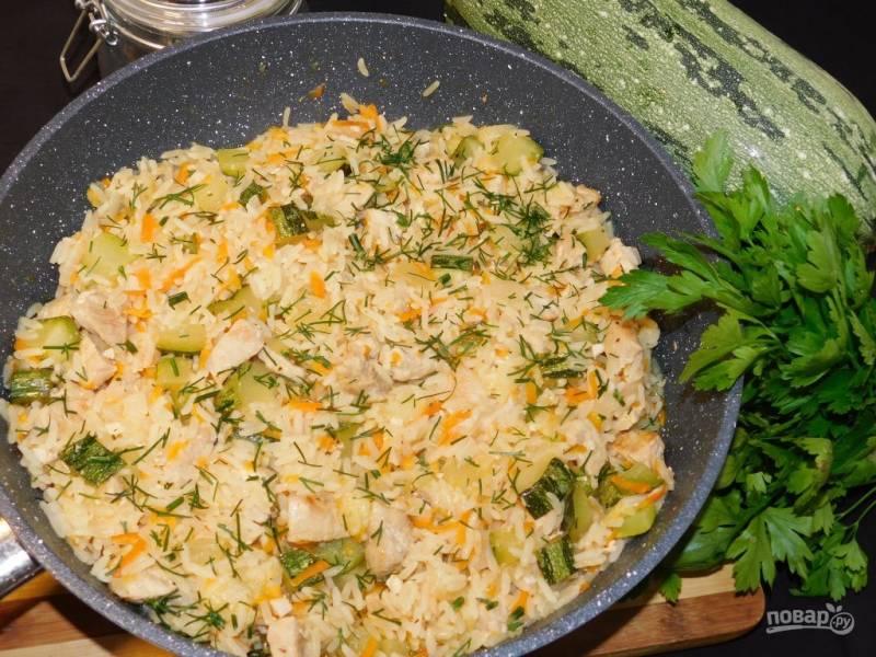 Мясная сковорода с рисом и кабачками
