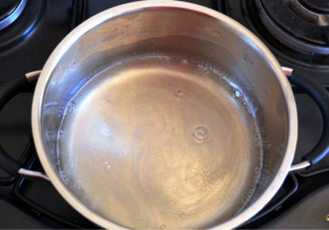 Замочите желатин в воде на 10 минут, затем прогрейте на слабом огне до полного его растворения. Остудите.