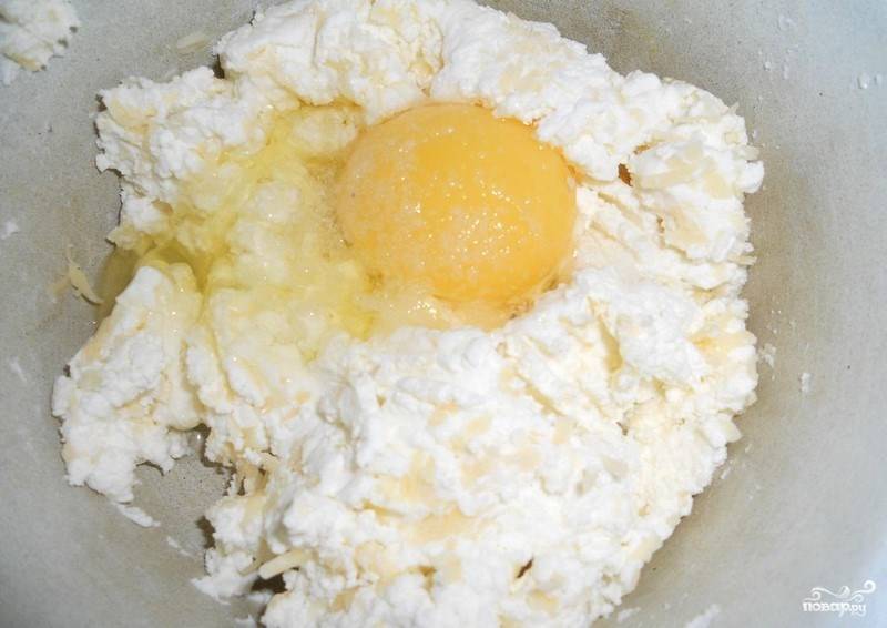 Добавьте ко всем ингредиентам в миске сырое куриное яйцо. Затем посолите блюдо по вкусу. Перемешайте все очень тщательно при помощи обыкновенной вилки, так как ею это делать удобнее всего. 
