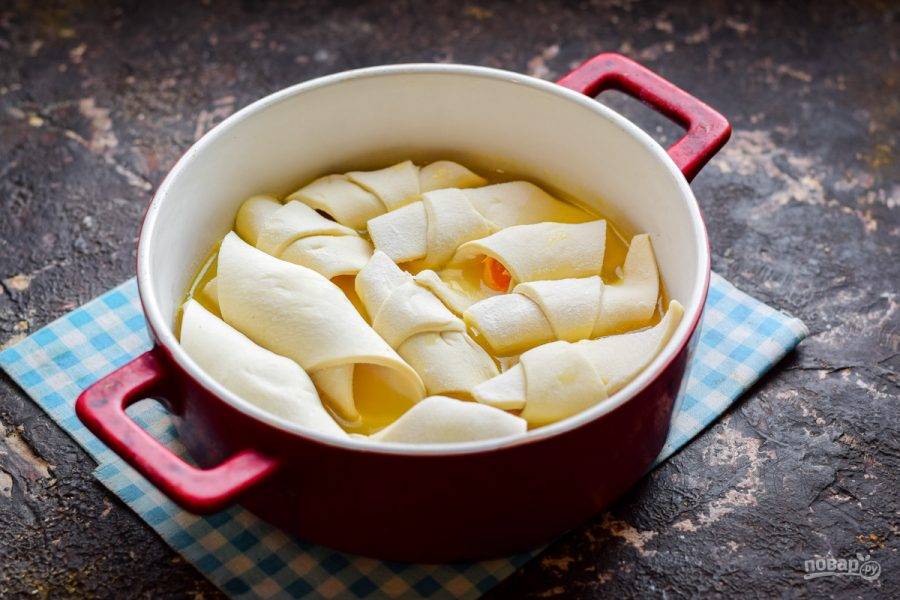 В форму для духовки влейте немного соуса, выложите заготовки.