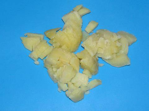 Отваренный картофель остужаем и нарезаем небольшими кубиками.