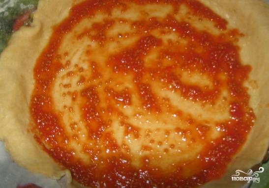 Берем скалку, раскатываем тесто до такого состояния, чтобы оно было тонким, но прочным. Промазываем лепешку томатной пастой или измельченными помидорами. Можно присыпать немного сахарком и солью, но я не буду. Краешки оставляем сухими.