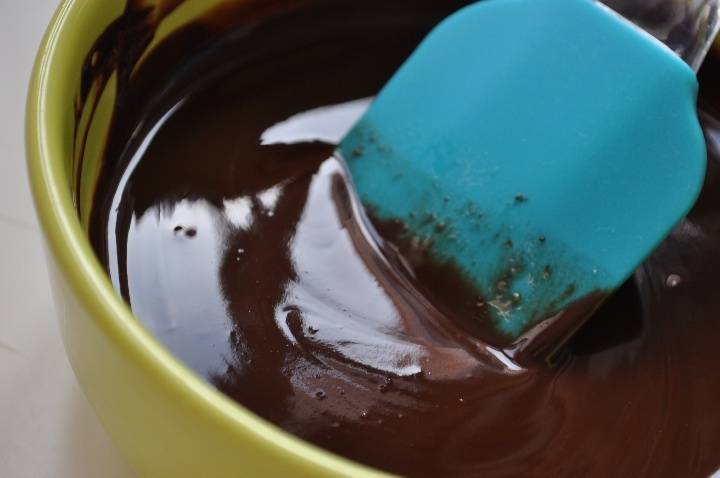 В это время в удобной миске в микроволновке растапливаем шоколад и 50 грамм масла до однородного состояния.