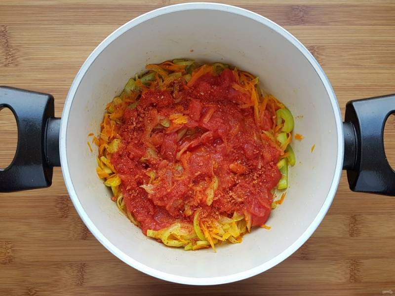 Затем добавьте нарезанные помидоры вместе с соком и паприку. Готовьте еще 5 минут.
