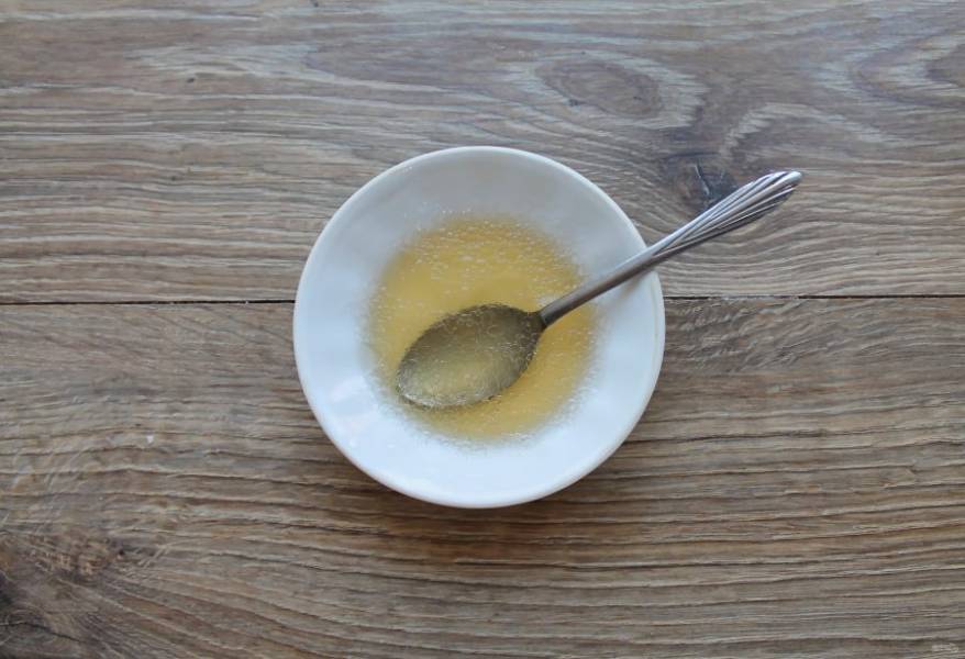 В миске смешайте растительное масло, мед и лимонный сок до однородной эмульсии. Салат посолите, перемешайте и полейте заправкой. Аккуратно перемешайте и сразу подавайте к столу.