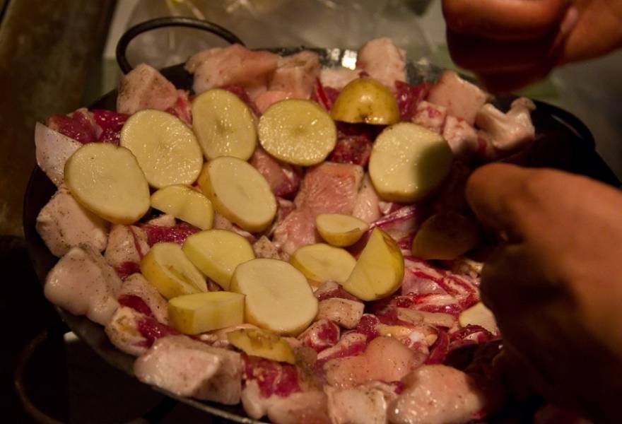 2. Теперь выкладываем мясо на дно вока или саджа (или сковороды, на крайний случай). А сверху - кусочки картофеля. 