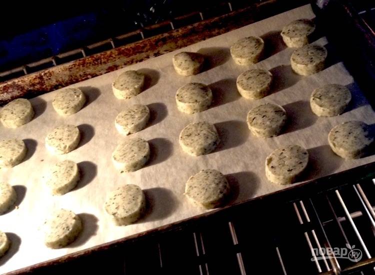 7.	Выложите печенье на противень и отправьте в разогретую до 180 градусов духовку на 10-15 минут.