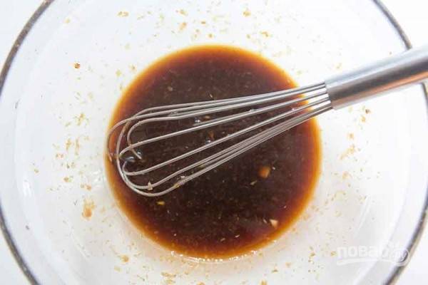 1.	Смешайте горячий соевый соус, мед, тертый на мелкой терке корень имбиря, измельченный чеснок. Перелейте часть маринада в стакан (около ¼ стакана).