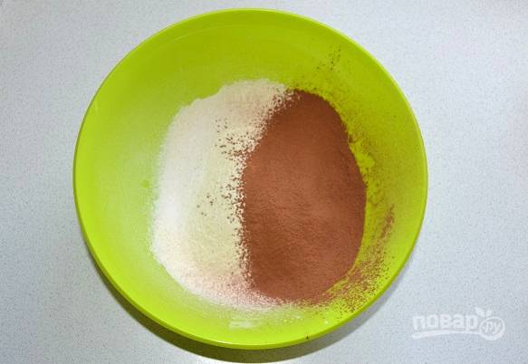 Отдельно просейте сухие ингредиенты - муку, соль, соду и какао. Венчиком аккуратно перемешайте, чтобы они хорошо соединились и напитались кислородом. 