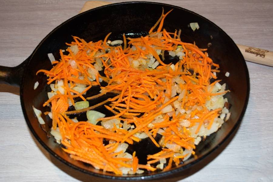 5.  На растительном масле обжарьте лук и морковь.