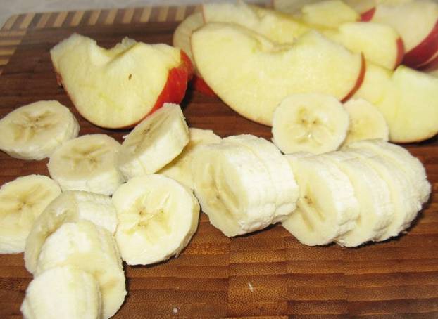 Банан очищаем и нарезаем кружочками. Яблоки очищаем от семечек и сердцевины, нарезаем четвертинками.