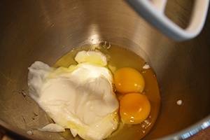 С помощью ножа разбиваем скорлупу яиц, а желтки с белками выливаем в маленькую миску. Добавляем сюда же щепотку соли и сливки или сметану. Воспользовавшись ручным венчиком, взбиваем все ингредиенты до тех пор, пока из них не получится однородная масса.