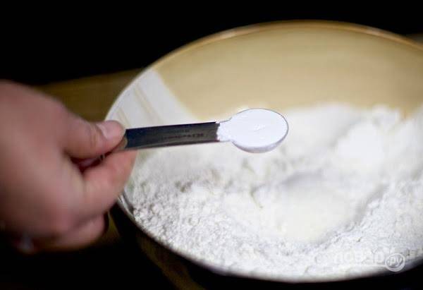 3. Всыпьте разрыхлитель (также можно использовать в рецепт приготовления печенья на кефире можно использовать соду). Все тщательно перемешайте.