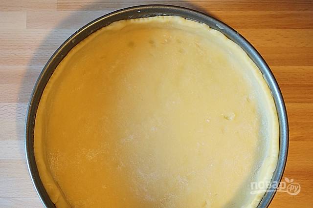 8.	Распределите тесто, чтобы получилось аккуратное основание пирога с бортиками в 3-4 см.