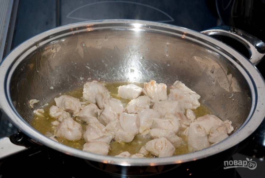 Предварительно отварите макароны до готовности в кипящей подсоленной воде. На растительном масле слегка обжарьте кусочки куриного филе.