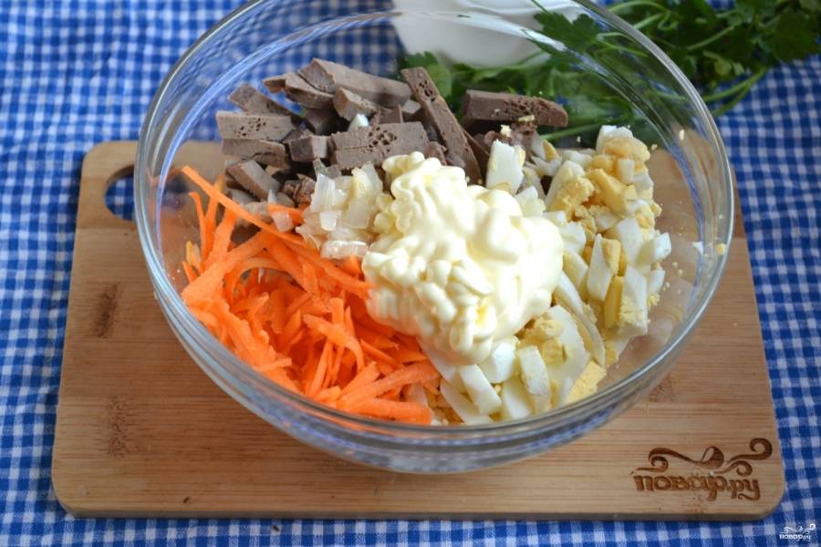 Салат печень яйцо морковь лук. Салат с корейской морковкой и печенью. Салат с печенью и морковью. Салат с печенью и корейской морковью. Салат печень корейская морковка.