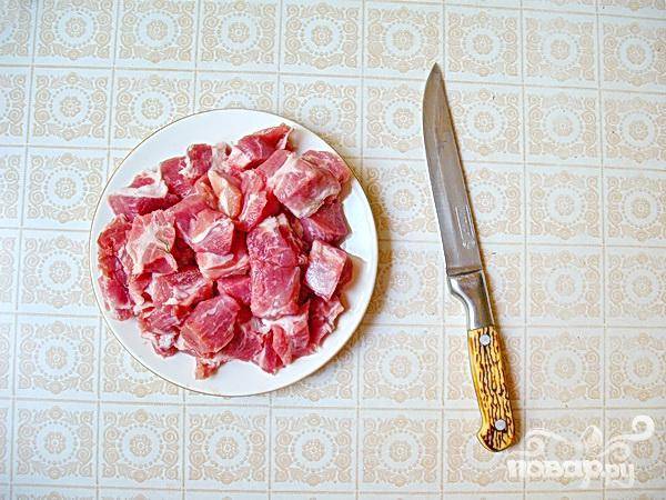 1.	Займемся приготовлением мяса. Свинина сюда подходит очень хорошо. С окороком или лопаткой похлебка получится особенно вкусной. Мясо нарезаем маленькими кусочками.