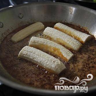 3. Добавить куски бананов срезанной стороной вниз и готовить на слабом огне 1 минуту. 