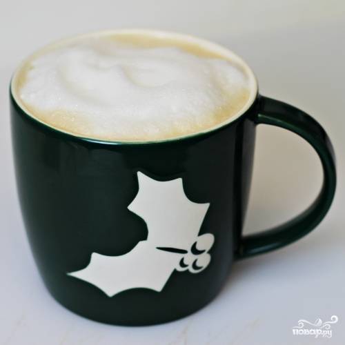 7. Взбитое горячее молоко аккуратно налейте в кружку с кофе. 