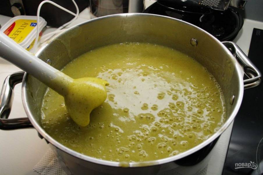 5. Добавляем постепенно бульон и продолжаем взбивать. Бульона нужно влить столько, сколько нужно вам. Если вы любите жидкий суп, то влейте больше, а для густого супа бульона потребуется немного.