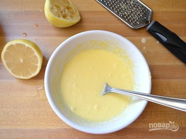 3.	Влейте молоко к смеси масла и желтка, добавьте цедру одного лимона, сок половинки.