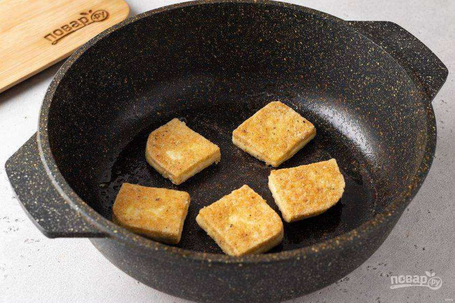 Разогрейте сковороду с растительным маслом на среднем огне и обжарьте тофу до хрустящей золотистой корочки с двух сторон.