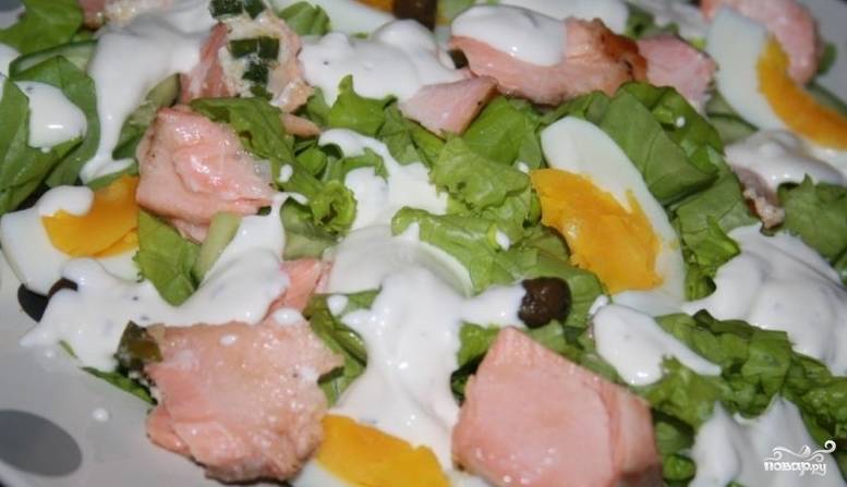 6. Полейте приготовленный салат заправкой.