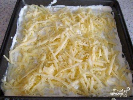 Смазываем сметаной верх будущей запеканки, а также присыпем все сыром. Запекаем в разогретой до 200 градусов духовке минут 20, до красивой золотистой корочки.