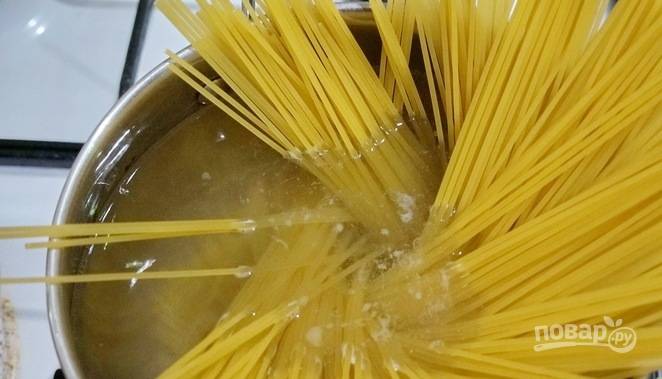 Пока готовится соус, займитесь спагетти. Отварите их до готовности в подсоленном кипятке, а затем промойте.