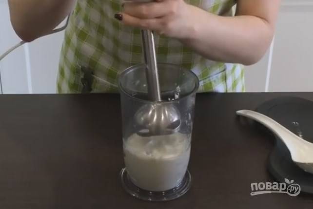 4. Чтобы сделать питьевой йогурт, перелейте часть в блендер и взбейте. 