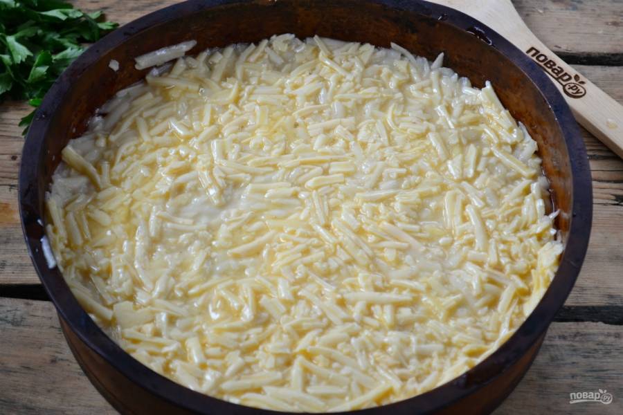 Затем покройте смесью сыра и яиц. 