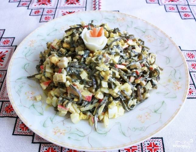 Салат с морской капустой, рыбной консервой и кукурузой – пошаговый рецепт приготовления с фото