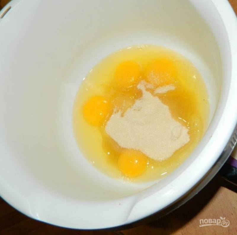 Для приготовления бисквита взбейте яйца с сахаром.