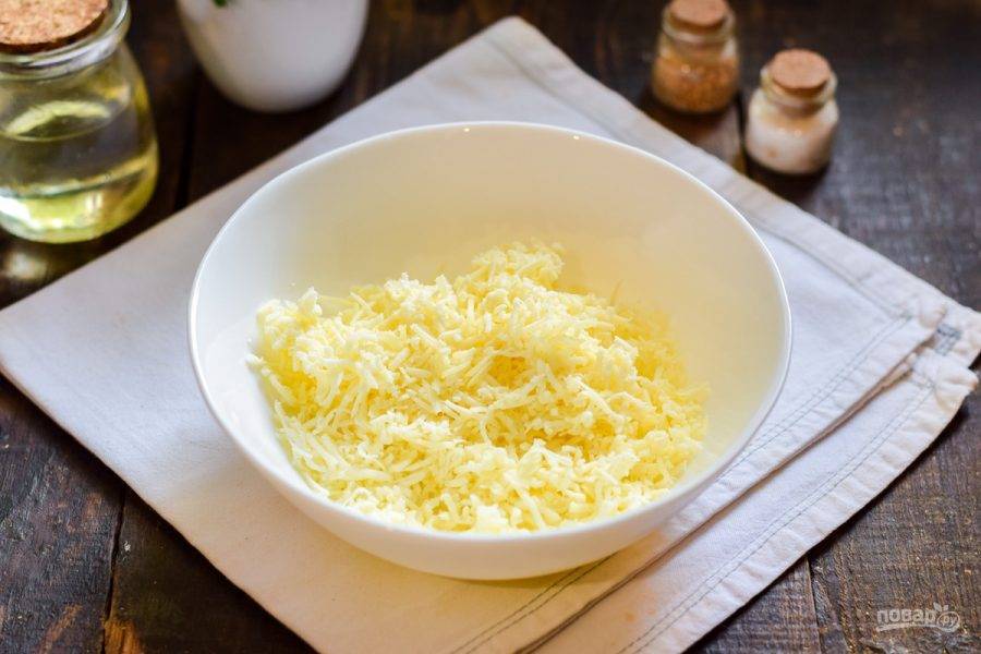 Адыгейский сыр натрите на мелкой терке и выложите в миску.