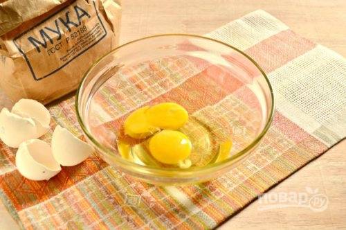 В глубокой миске взбейте яйцо с сахаром и солью. Затем влейте молоко и тщательно перемешайте массу.