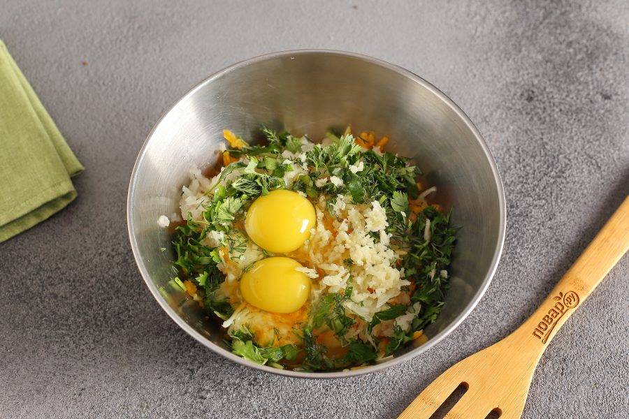 Добавьте яйца, зелень и давленый чеснок.