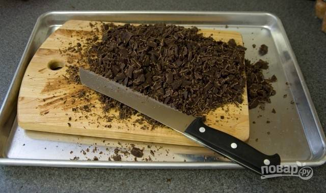 1. Шоколад измельчите в крошку с помощью острого ножа.