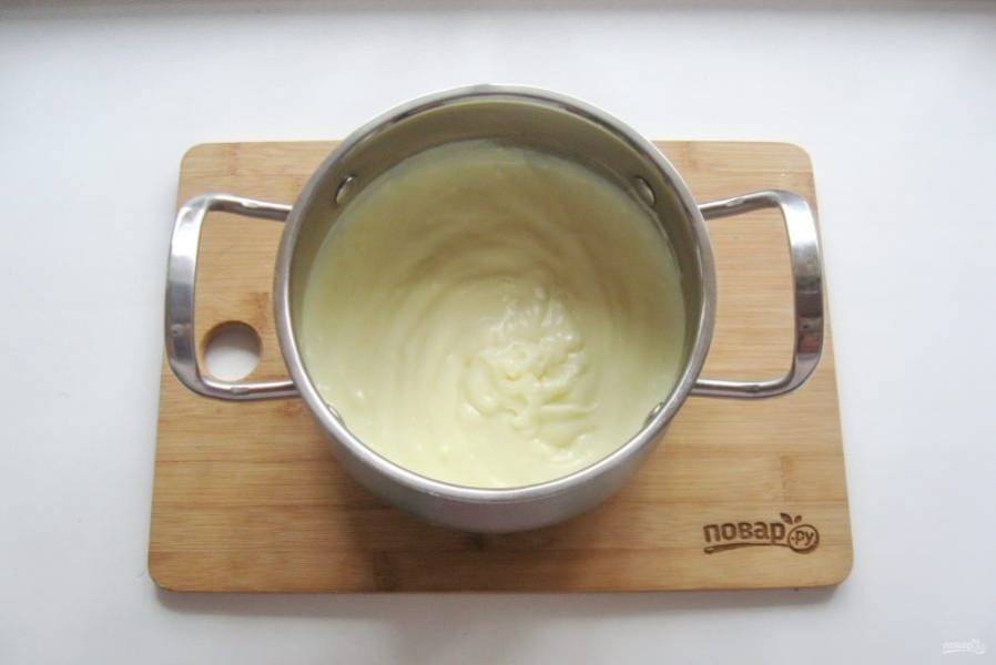 Когда молоко начнет закипать, влейте приготовленную смесь и постоянно перемешивая, доведите крем до густоты. После добавьте ванильный сахар. Крем охладите.