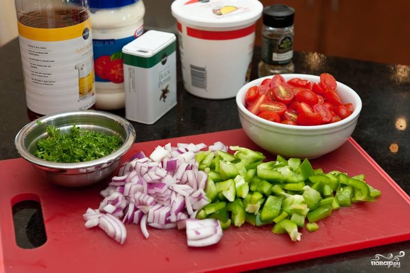 Нарезать помидоры напополам, лук и перец порезать кубиками, петрушку порезать мелко.