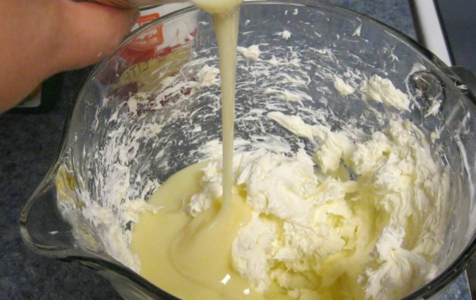 2. Сливочный сыр или творог размять и добавить сгущенку. Количество сгущенки регулируется уровнем желаемой сладости торта. 