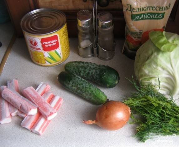 Салат из свежей капусты с крабовыми палочками и кукурузой