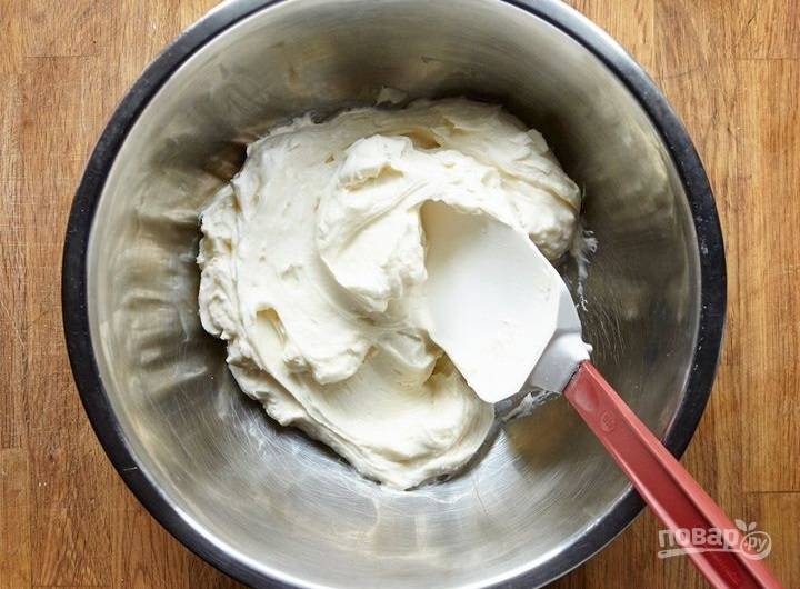 6.	Тем временем сделайте глазурь: взбейте сливочный сыр с сахарной пудрой, 30 граммами сливочного масла и ванильным экстрактом, добавьте ложку кефира. 