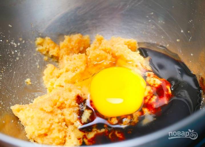 К маслу добавьте яйцо, патоку, ванильный экстракт.