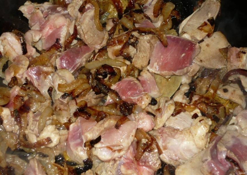 2. Когда лук станет почти полностью коричневым, добавим мясо и специи, продолжаем жарить на силньом огне, пока мясо не возмется корочкой. 