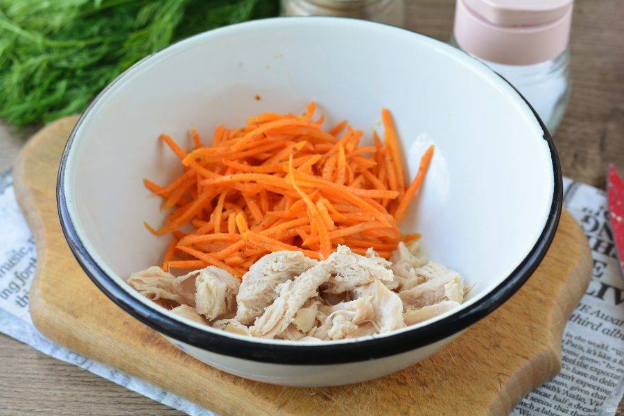 В миске смешайте корейскую морковку и вареное мясо.